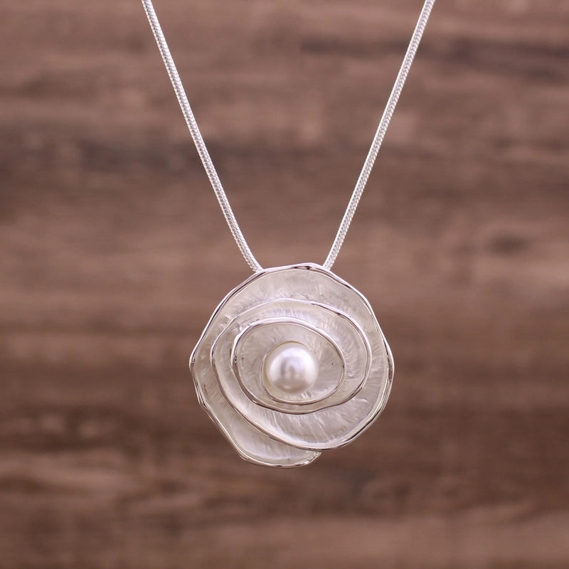 Elegant Flower Artificial Pearls Zinc Alloy Pendant Necklace