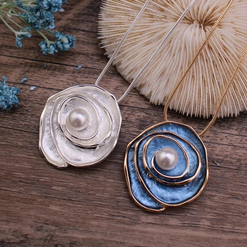 Elegant Flower Artificial Pearls Zinc Alloy Pendant Necklace