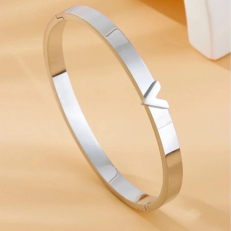 Elegant Heart Shape Titanium Steel 18K Gold Plated Bangle In Bulk