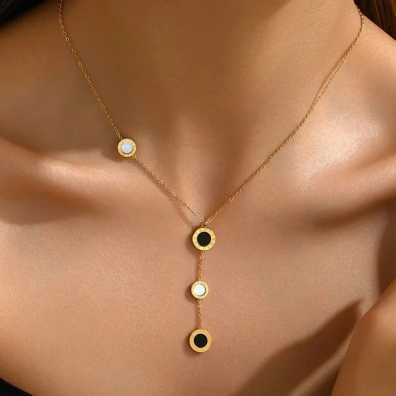 50 Pieces Casual Vacation Minimalist Parthenocissus Grass Round Butterfly 201 Stainless Steel Shell 18K Gold Plated Inlay Pendant Necklace