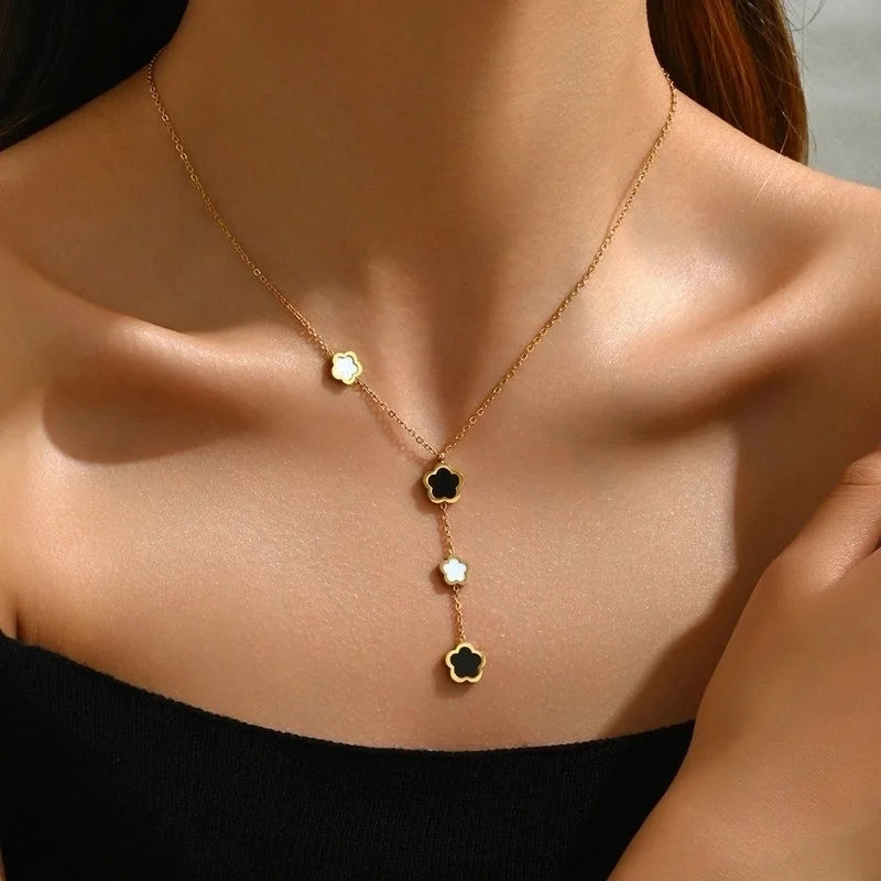 50 Pieces Casual Vacation Minimalist Parthenocissus Grass Round Butterfly 201 Stainless Steel Shell 18K Gold Plated Inlay Pendant Necklace