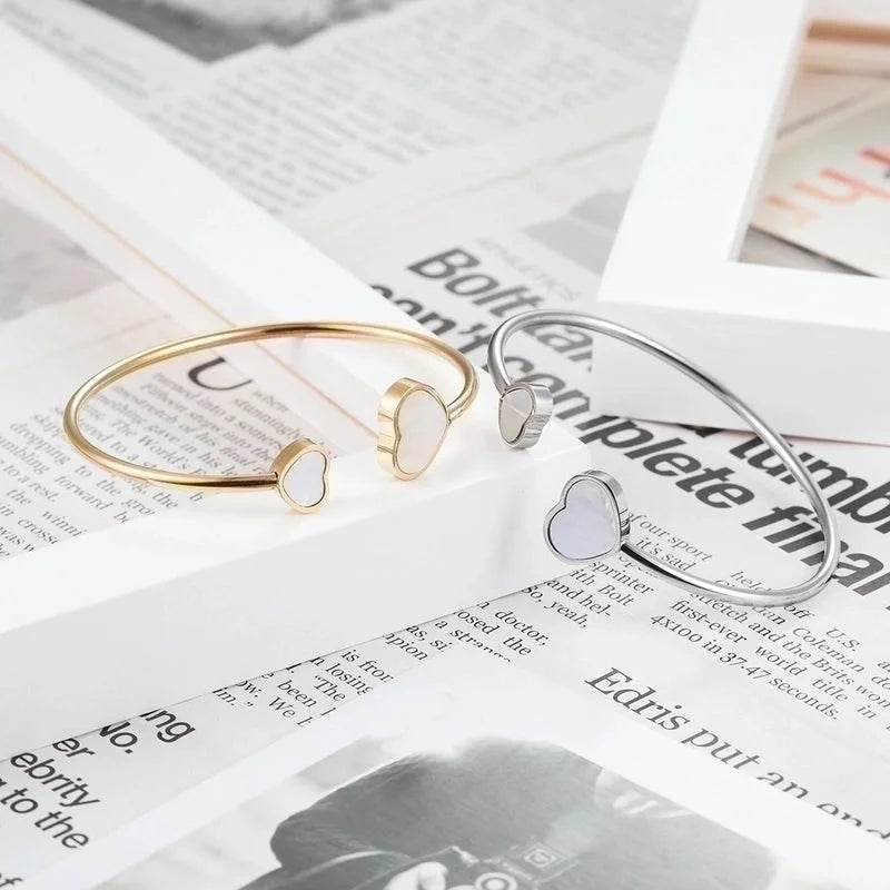 Minimalist Heart Shape 304 Stainless Steel Titanium Steel 18K Gold Plated Acrylic Shell Bangle In Bulk