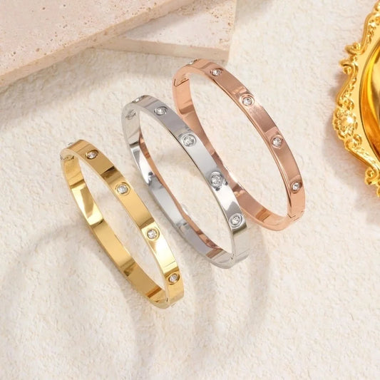 Elegant Geometric Round Titanium Steel 18K Gold Plated Rhinestones Shell Bangle In Bulk