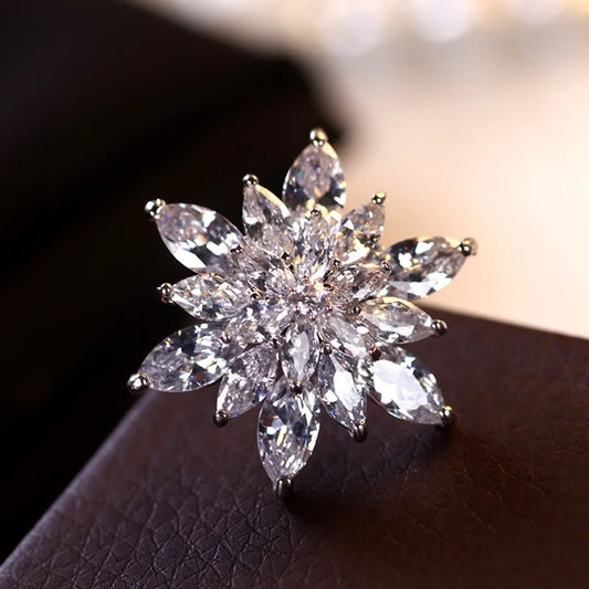 Crystal Ice Flake Snowflake Micro Set Shining Zircon Corsage Simple Brooch Women's Fashion Temperament Pin Accessories