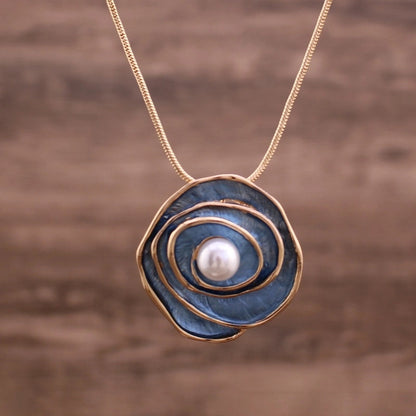 Elegant Flower Artificial Pearls Zinc Alloy Pendant Necklace