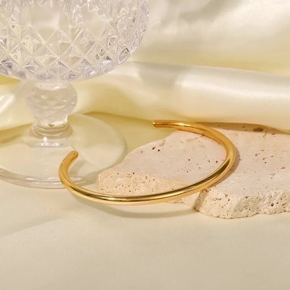 Luxurious Romantic Solid Color Stainless Steel Plating 18k Gold Plated Bangle