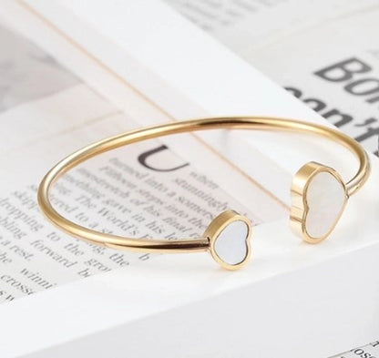 Minimalist Heart Shape 304 Stainless Steel Titanium Steel 18K Gold Plated Acrylic Shell Bangle In Bulk