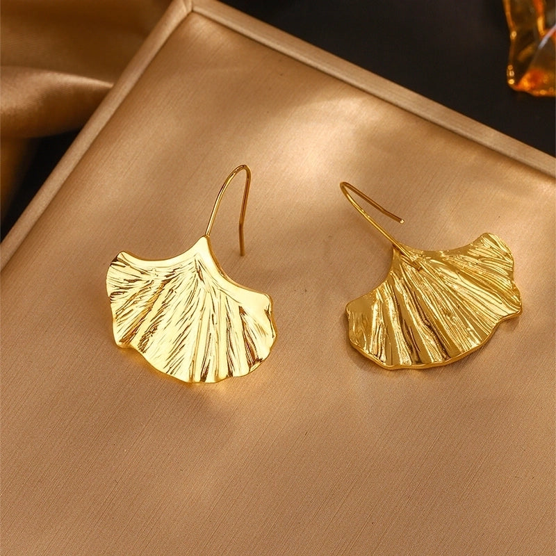 A Pair Of Earrings 304 Stainless Steel 18K Gold Plated Pleated Ginkgo Leaf Leaf-Shaped Earring Suitable For Women To Wear When Taking Photos On The Street Or Attending Parties Everyday