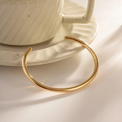 Luxurious Romantic Solid Color Stainless Steel Plating 18k Gold Plated Bangle