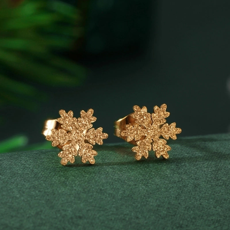 A Pair Of Christmas 18K Real Gold Stainless Steel Snowflake Ear Stud Suitable For Daily Holiday Wear