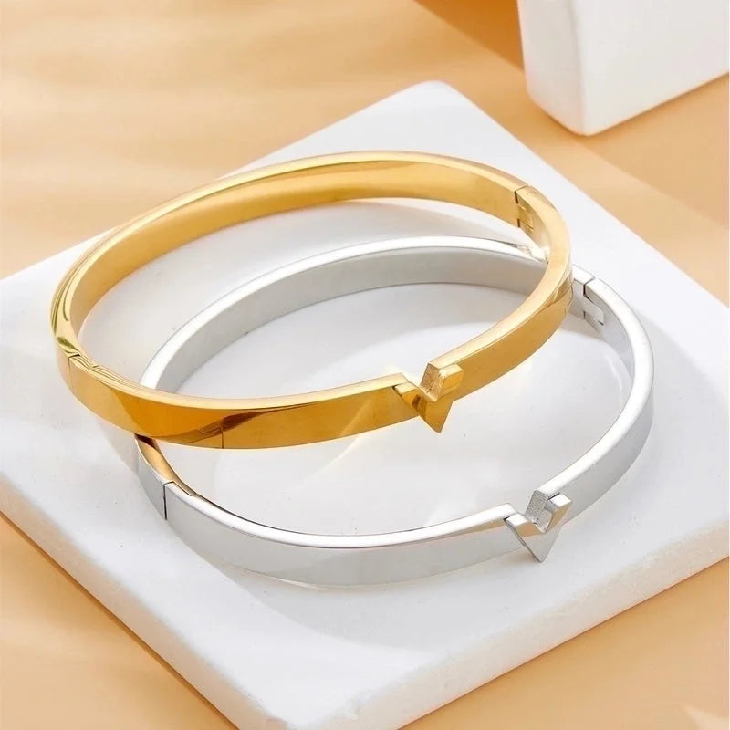 Elegant Heart Shape Titanium Steel 18K Gold Plated Bangle In Bulk