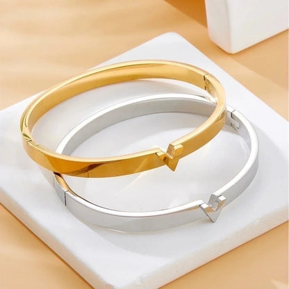 Elegant Heart Shape Titanium Steel 18K Gold Plated Bangle In Bulk